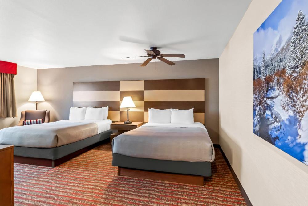 Quadruple Room with One Queen and One Double Beds - Accessible/Non-Smoking interior